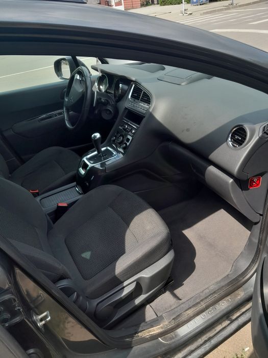 Vând Peugeot 5008