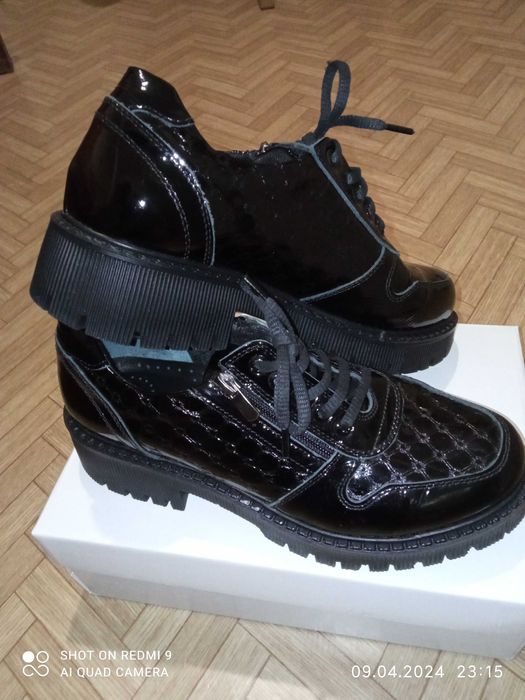 Дамски спортноелегантни обувки