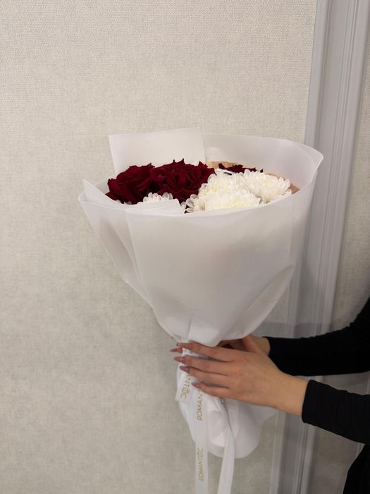 Продам два букета роз с хризантемами