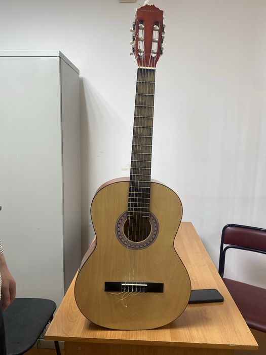 Продаю классическую гитару