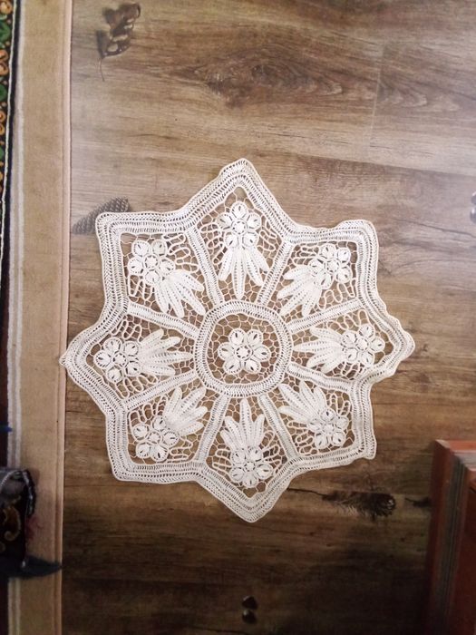 4 macrameuri , o fata de masă