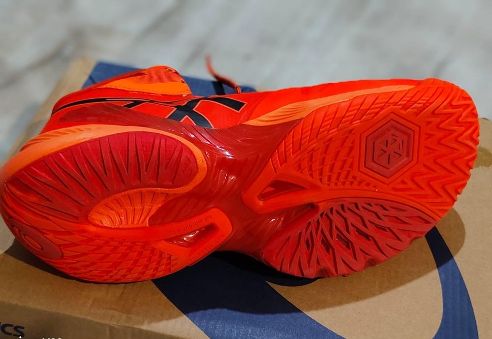 Продам волейбольные кроссовки Asics