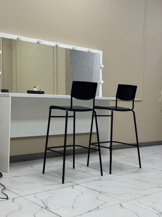 Продам визажный стол с стульями