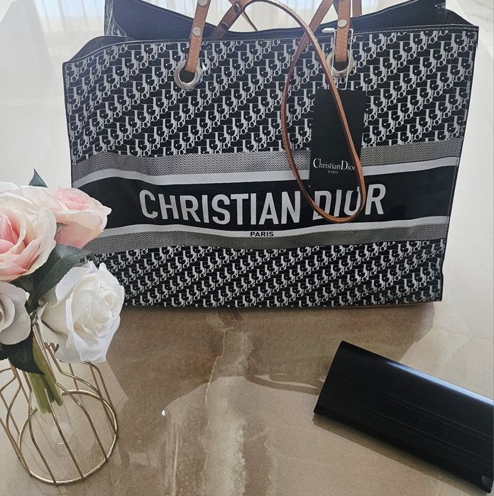 Плажна чанта в черно и бяло