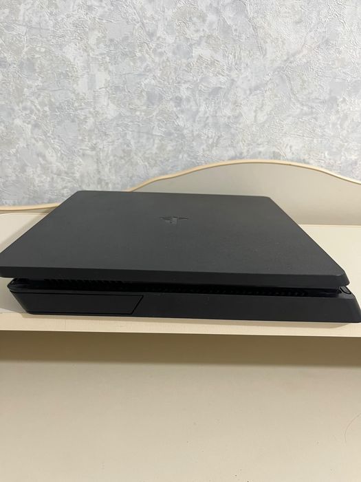 Продам PS4 Slim.