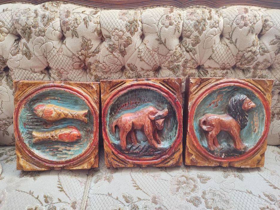 Sculptura basorelief din lemn hanmade  de perete  zodii  anii 70