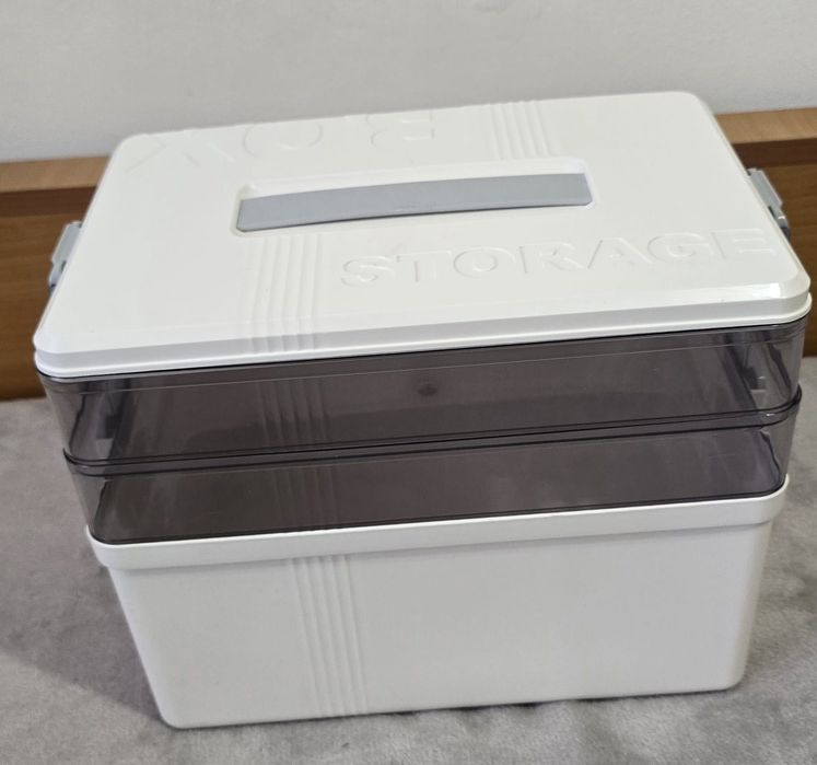 Vând cutie de organizare și depozitare de plastic pe 3 nivele, noua, nefolosita