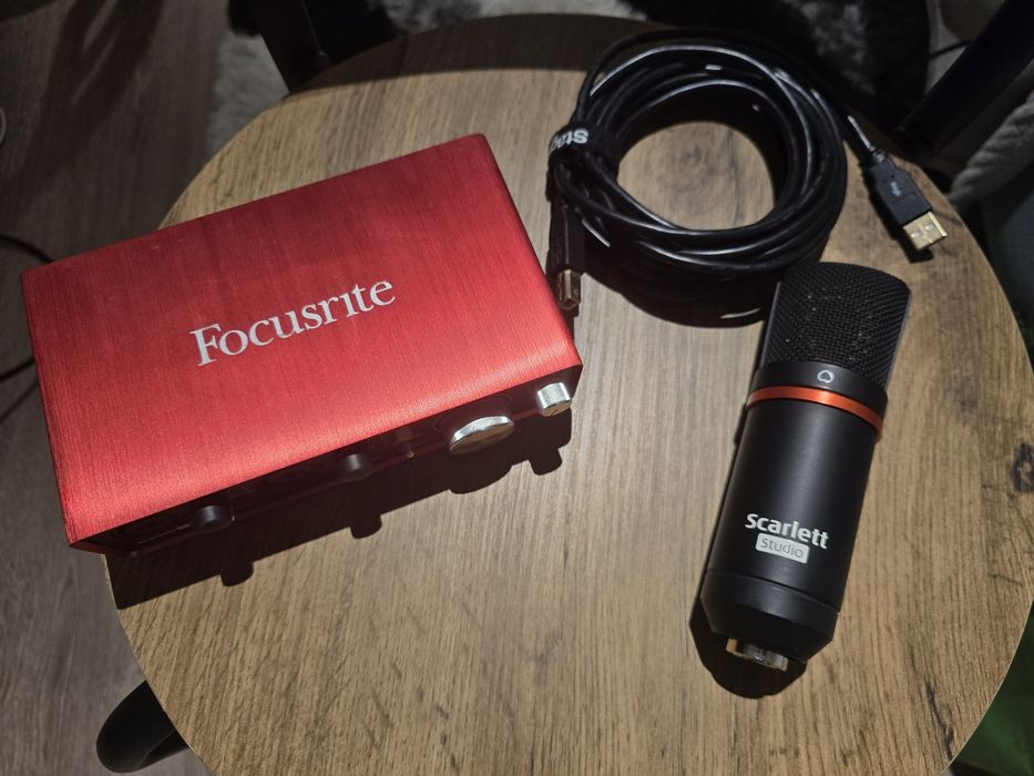 Interfata audio+ microfon Focusrite