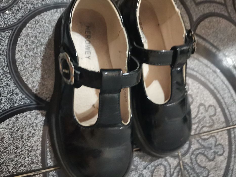 Vand pantofi de lac de fetita foarte frumosi