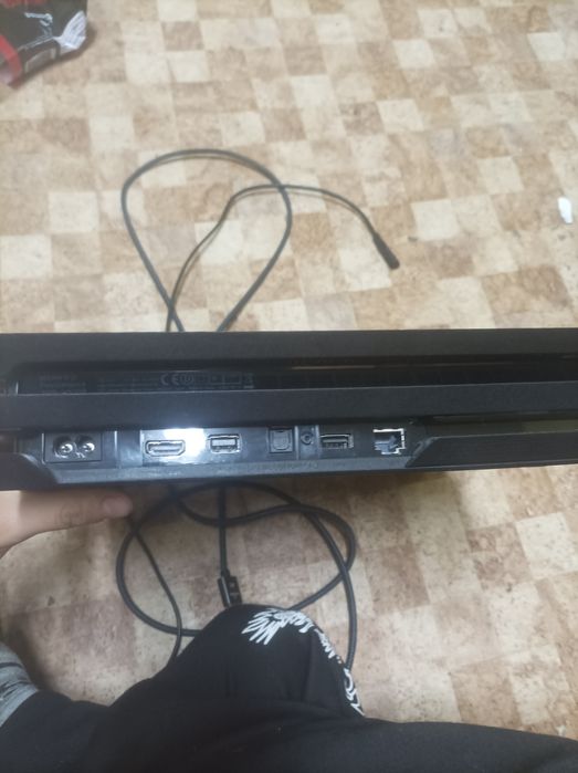 Ps4 pro 1TB перфектно състояние