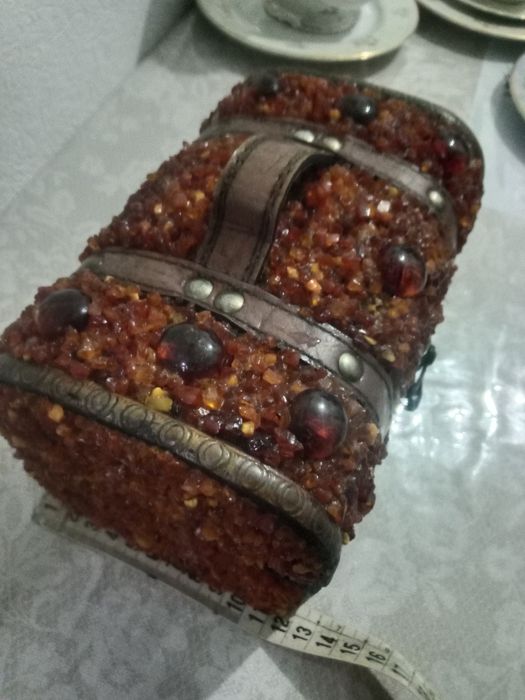 Шкатулка,инкрустированная янтарем