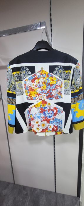 Жакет женский с на молнии.