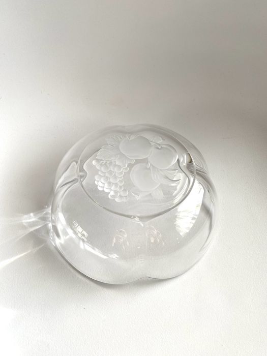 Салатник фрукты на дне