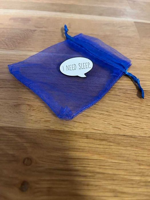 Пинчета, значки.