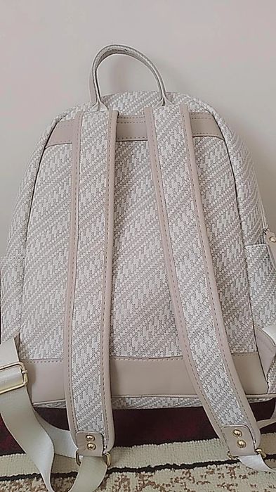 Maktab sumkasi sotiladi