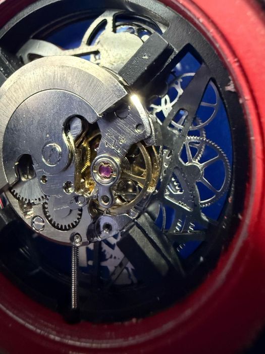 Часы оригинал требует малого ремонта