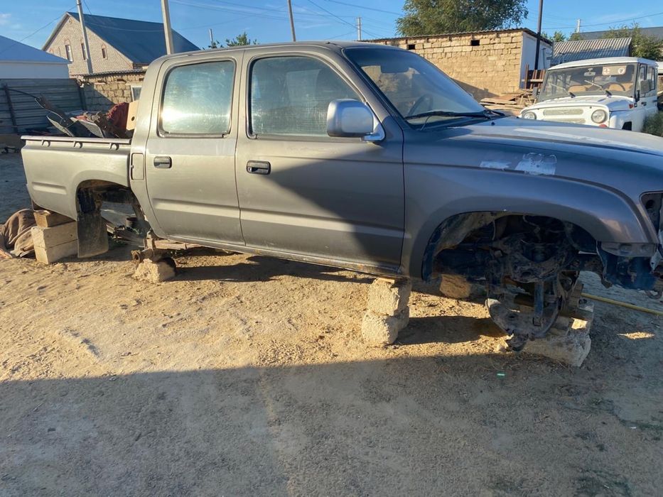 toyota hilux 2004 года.