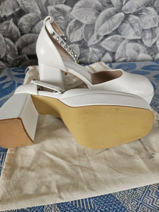 Продам туфли белые на свадьбу,выпускной.