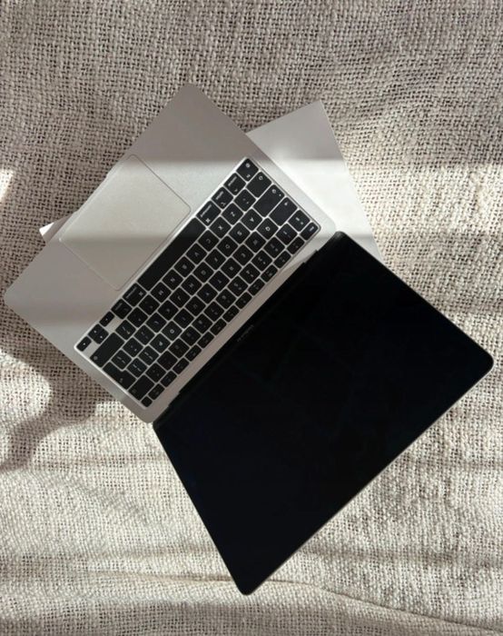 MacBook M1 13inch 2020 with a damaged display