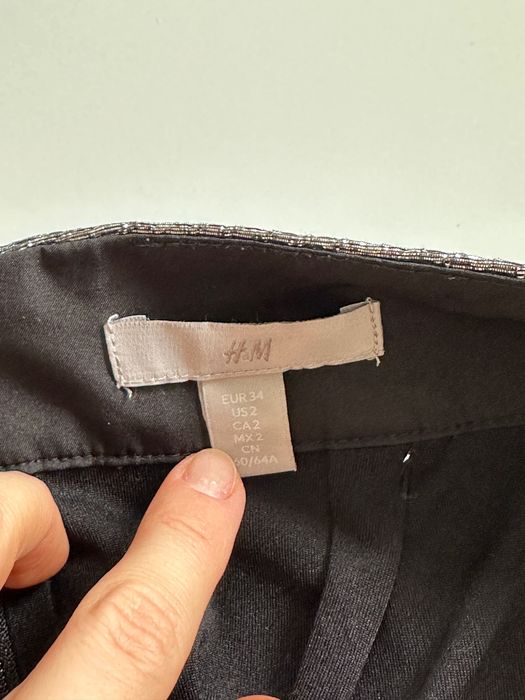 Fusta este cochetă H&M