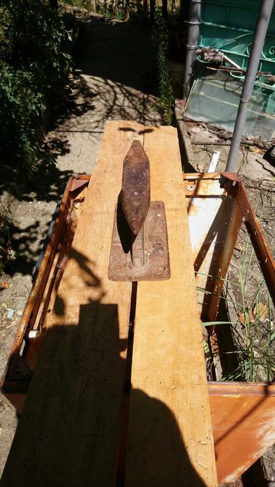 Стара стоманена наковалня.