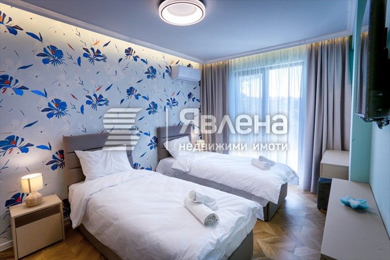 Дава се под наем Тристаен апартамент в Варна, Галата - 108 кв.м за 950 € - Снимка #2