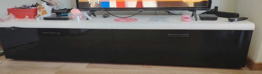 Секция 4 части Еником черно гланц и бяло