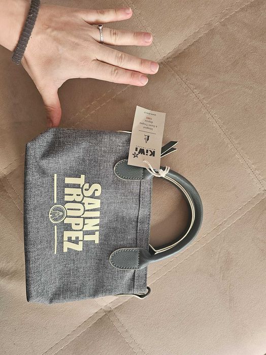 Подарява детски дрешки за момиче 9-12г и 2 нови чантички