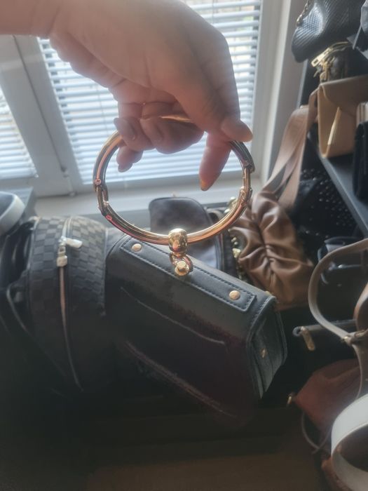 Чанта с метална дръжка