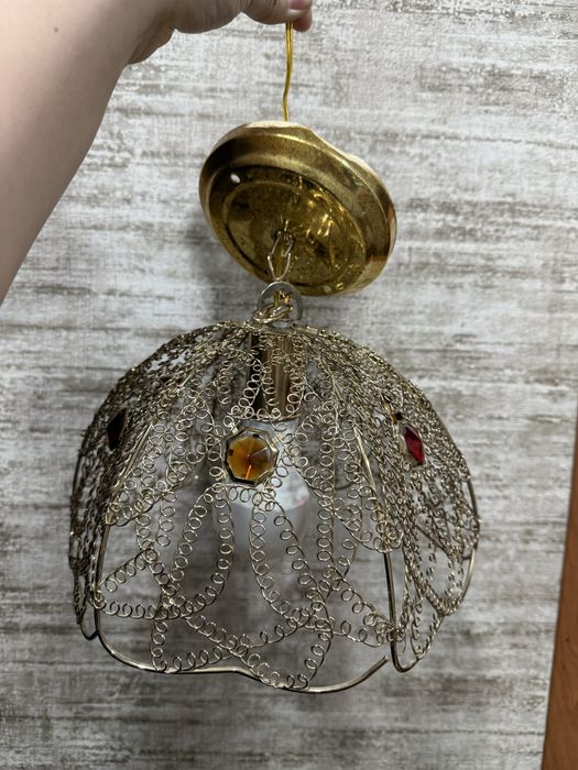 Продам люстры: в спальню, коридор туалет