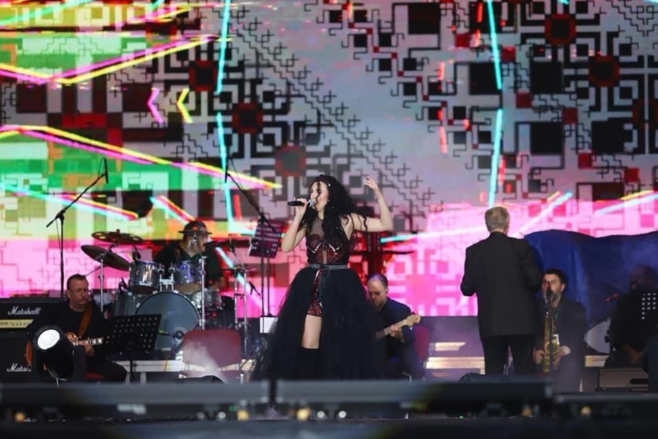 Predau cursuri de muzică (muzică ușoară, populară și alte genuri)