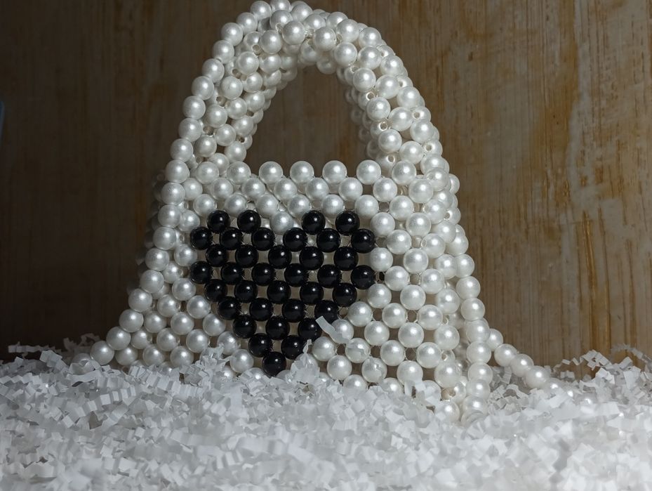 Белая сумка из бусин