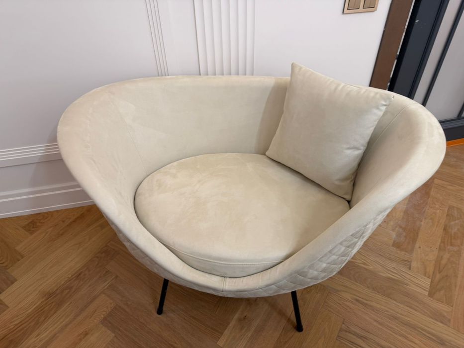 диван новый.