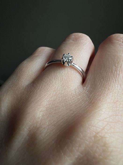 Кольцо с бриллиантом новое