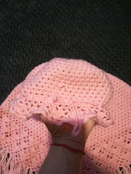 Детско ръчно плетено розово пончо със шапка...
