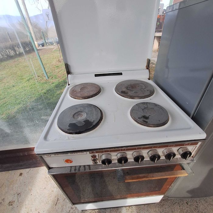 Продавам стари но качествени Хладилник, печка и пералня