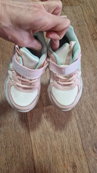 Продам кроссовки для девочки