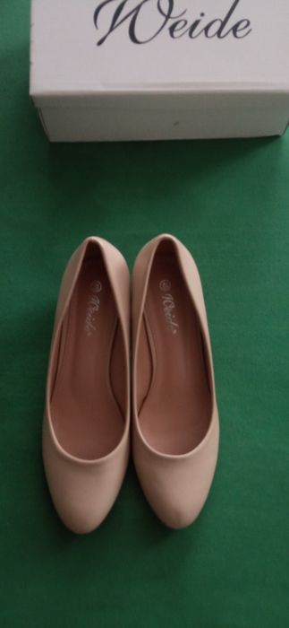 Обувки в бежово със среден ток