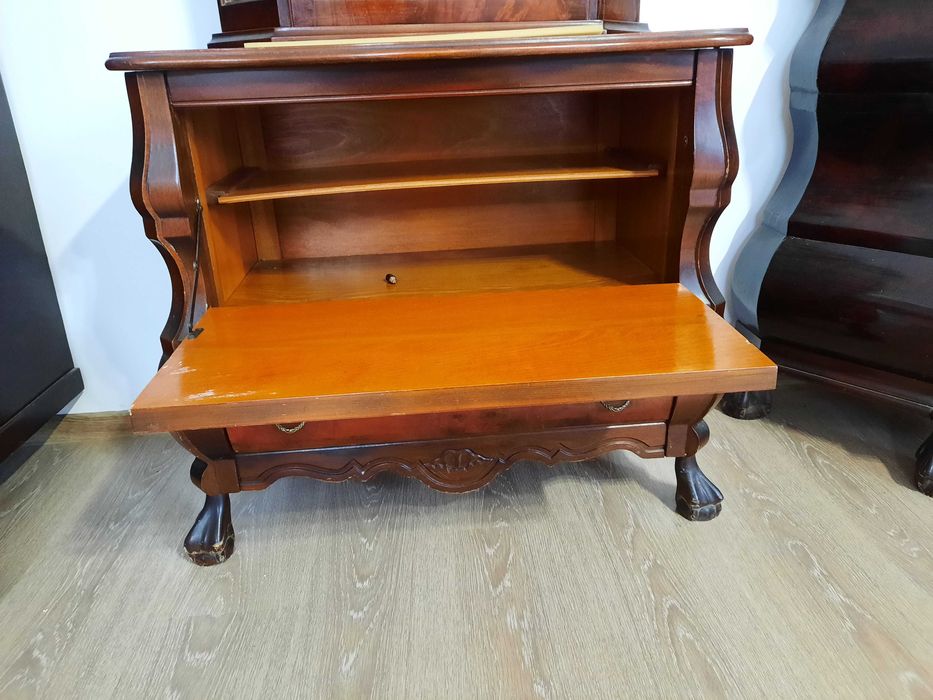 Vand mobila de sufragerie, sculpata, din lemn de cires.