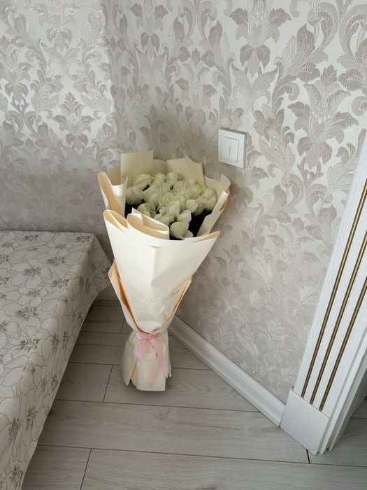 Цветы белые розы 25штук