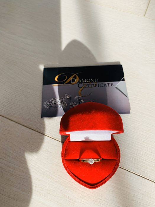 Златен пръстен с диамант