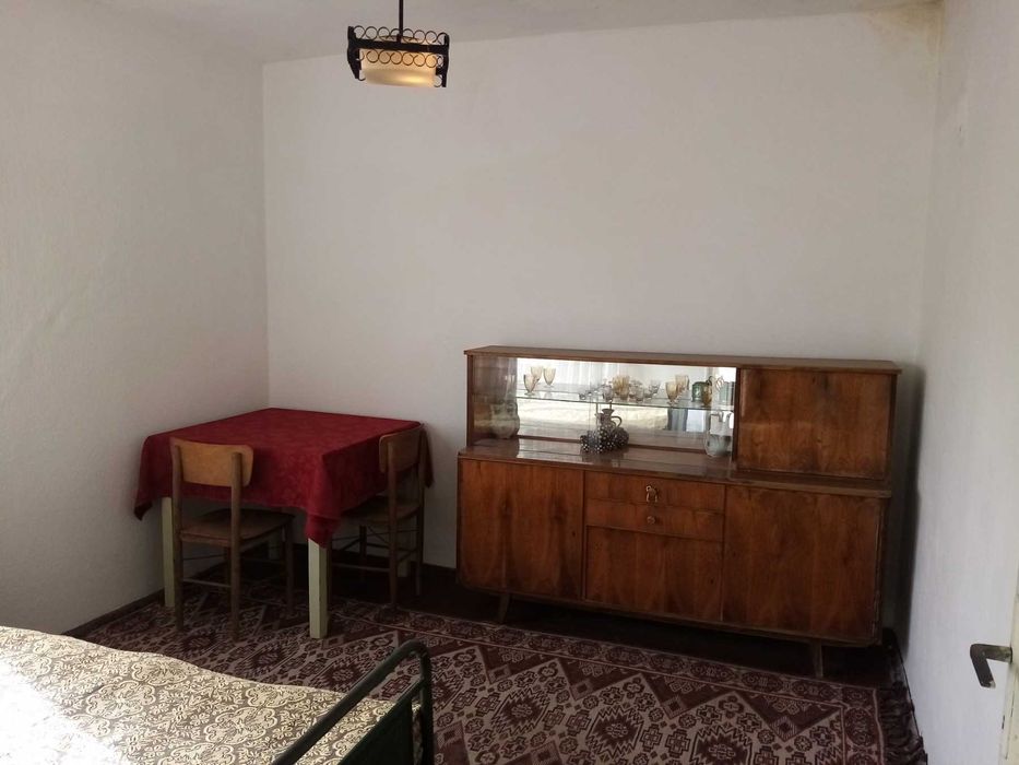 Двуетажна къща с двор