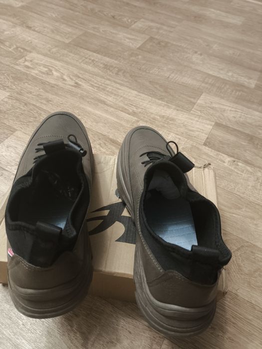 Продам кросовки осенние новые