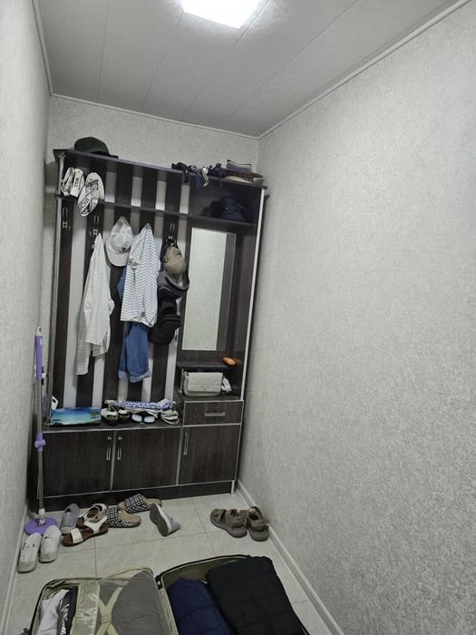 Продам 2х комнотную квартиру на 1-вом этаже с подвалом и трассой.