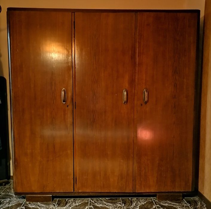 ПОДАРЯВАМ гардероб.