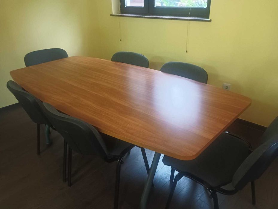 Предлагат се 10 бр. бюра  с контейнери и столове, заедно или поотделно