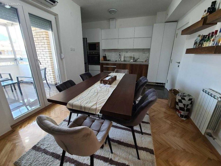 Дава се под наем Двустаен апартамент в Бургас, Център - 60 кв.м за 229.5 € - Снимка #2