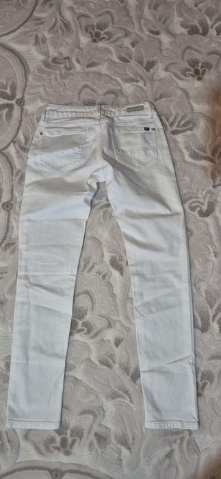Blugi albi Tommy Hilfiger