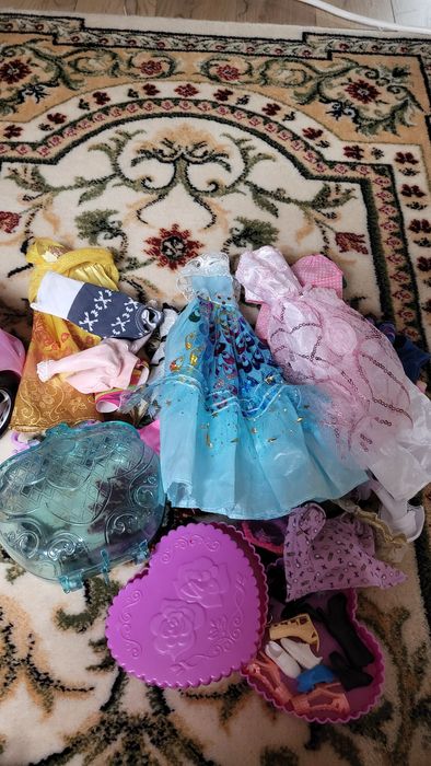 Set 12 păpuși( Barbie, Kent, Joker Girl etc.) cu accesorii, hăinuțe