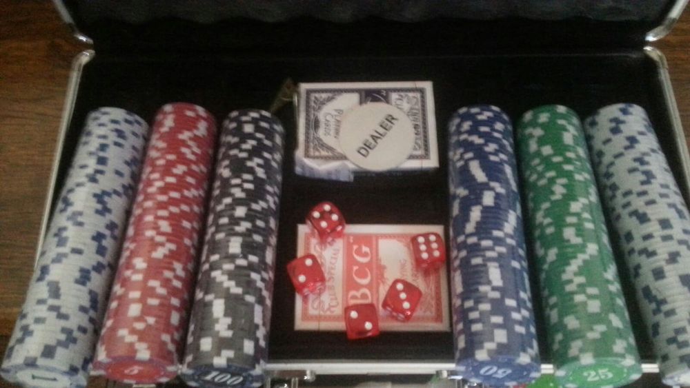 Set poker cu 300 jetoane neimprimate. Cutie aluminiu.  Nou! Sigila